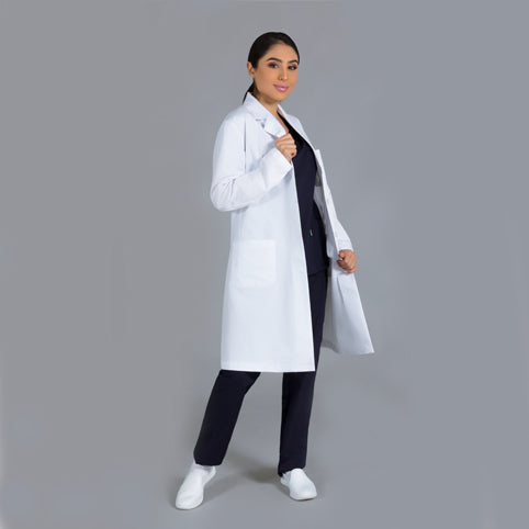 Bata médica de mujer blanca con botones - Uniformes para clínicas y  farmacias